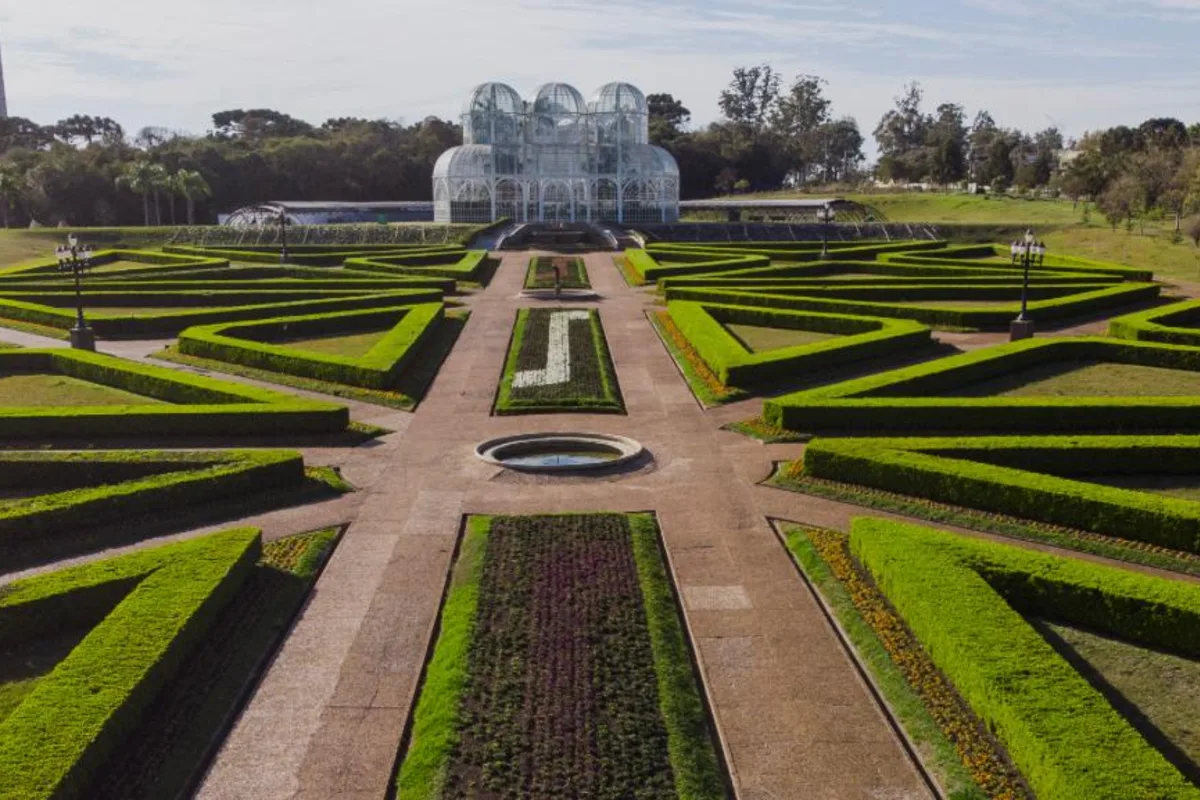 Jardim Botânico de Curitiba — estufa art-nouveau sobre os jardins franceses