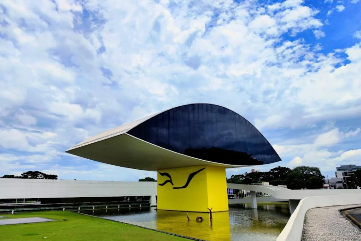 Museu Oscar Niemeyer — a estrutura suspensa em formato de olho