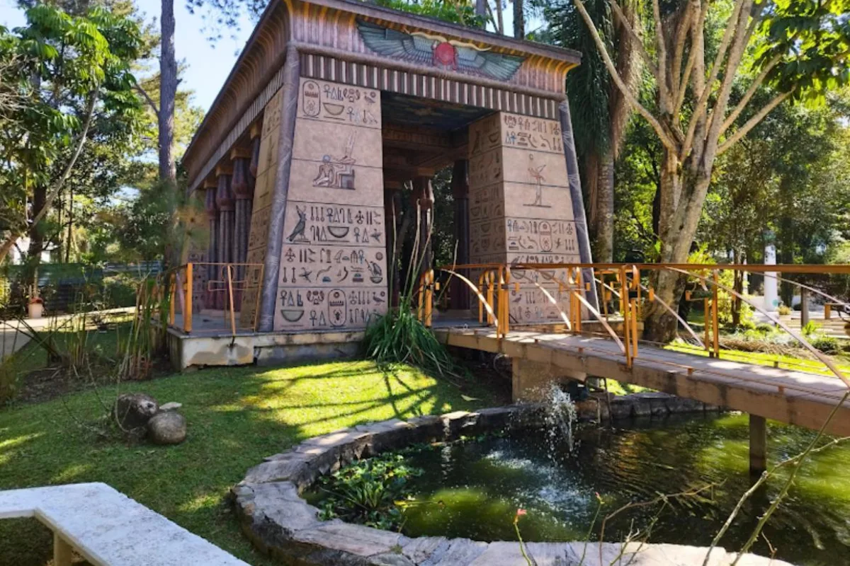 Museu Egípcio e Rosacruz — templo com hieróglifos e pequeno lago