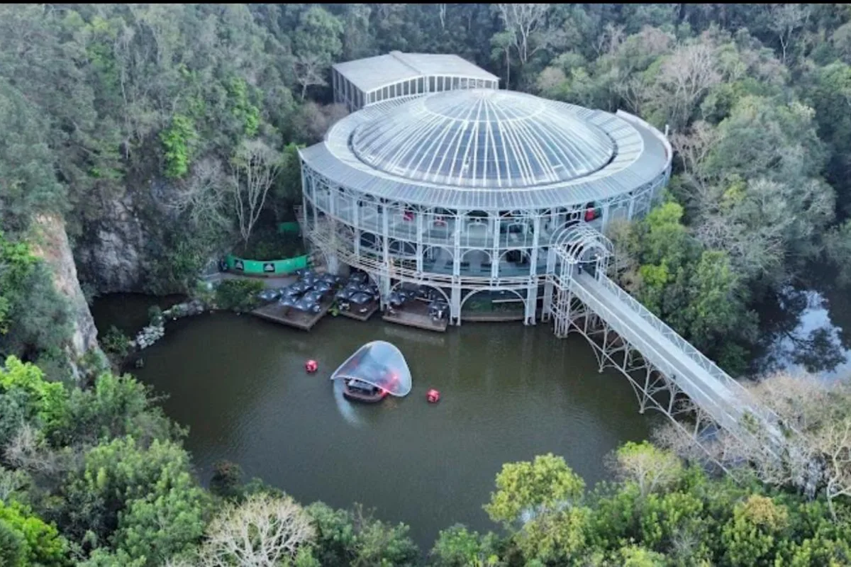 Ópera de Arame — a estrutura tubular transparente sobre o lago da antiga pedreira