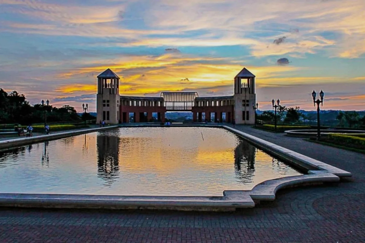 Parque Tanguá — torres belvederes e espelho d'água ao pôr do sol