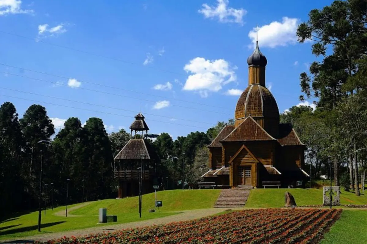 Parque Tingui — Memorial Ucraniano, réplica de igreja de madeira do século XVII