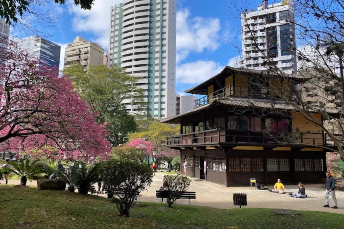 Praça do Japão — Casa de Chá entre cerejeiras em flor