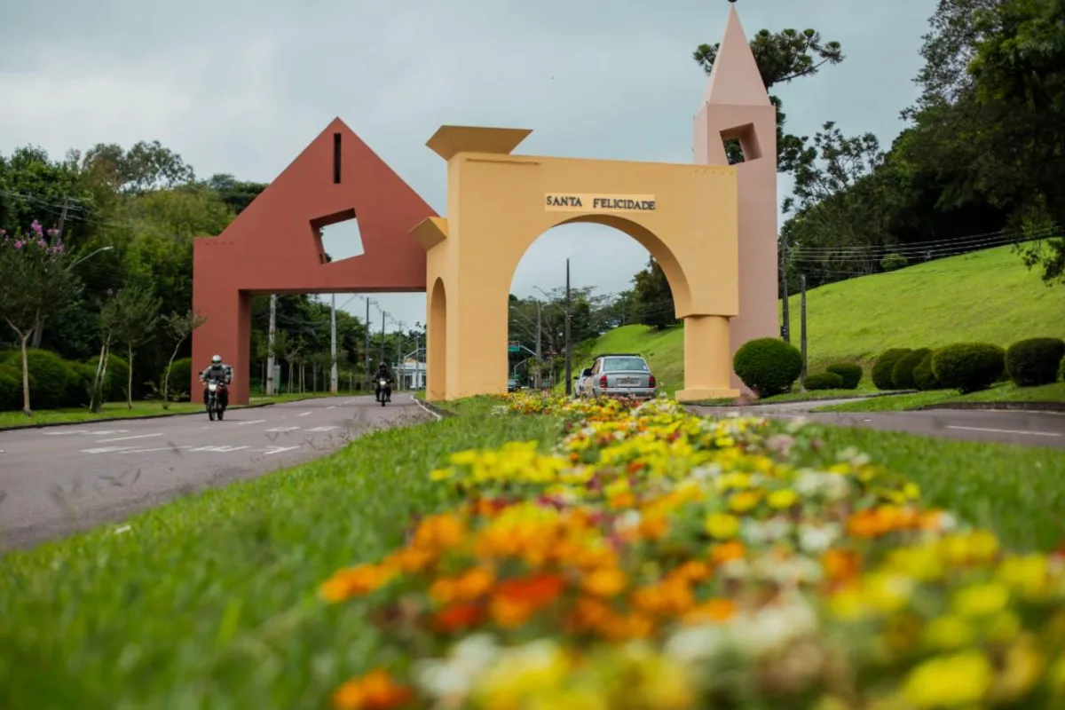 Portal de Santa Felicidade — entrada do bairro italiano de Curitiba